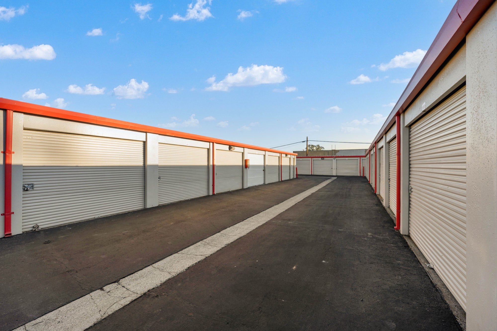 Drive aisle between unit rows